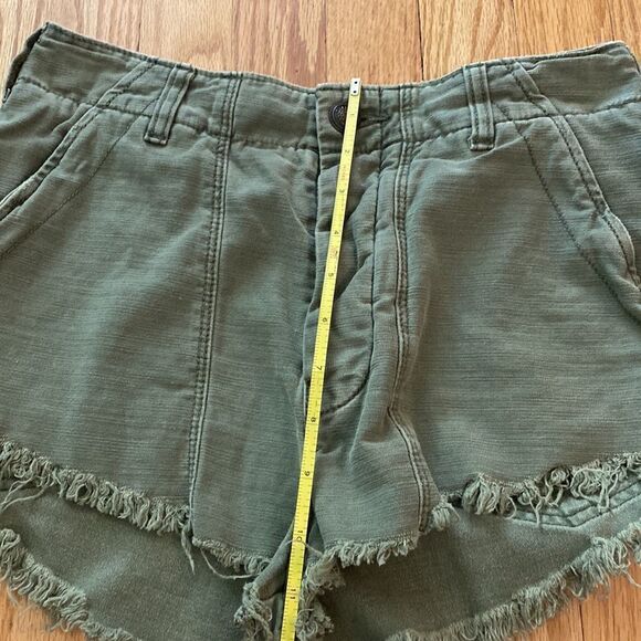Free People green shorts raw edge adorable nice pockets sz 26 see waist photo - Picture 7 of 7